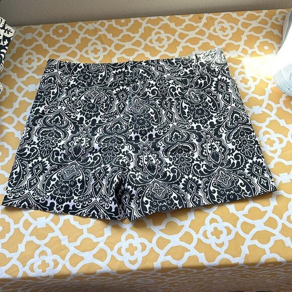Ann Taylor Signature Shorts Size 10 Black White Damask Pattern 4.5" Inseam - Picture 4 of 9